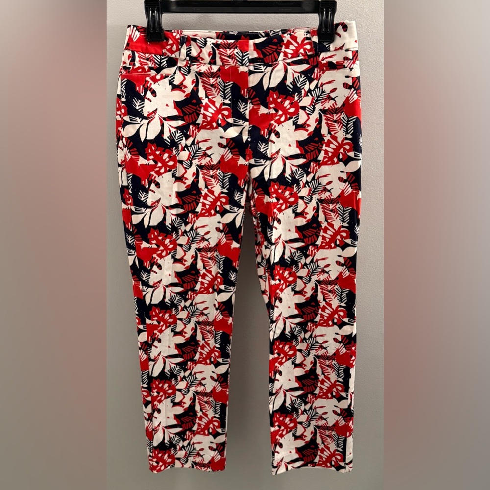 Reitmans | Vibrant Red and Navy Tropical Patterned Floral 7/8 Capri Pants - Picture 4 of 15
